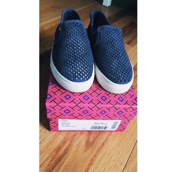 Perforated Slip on sneaker - Picture 4 of 8